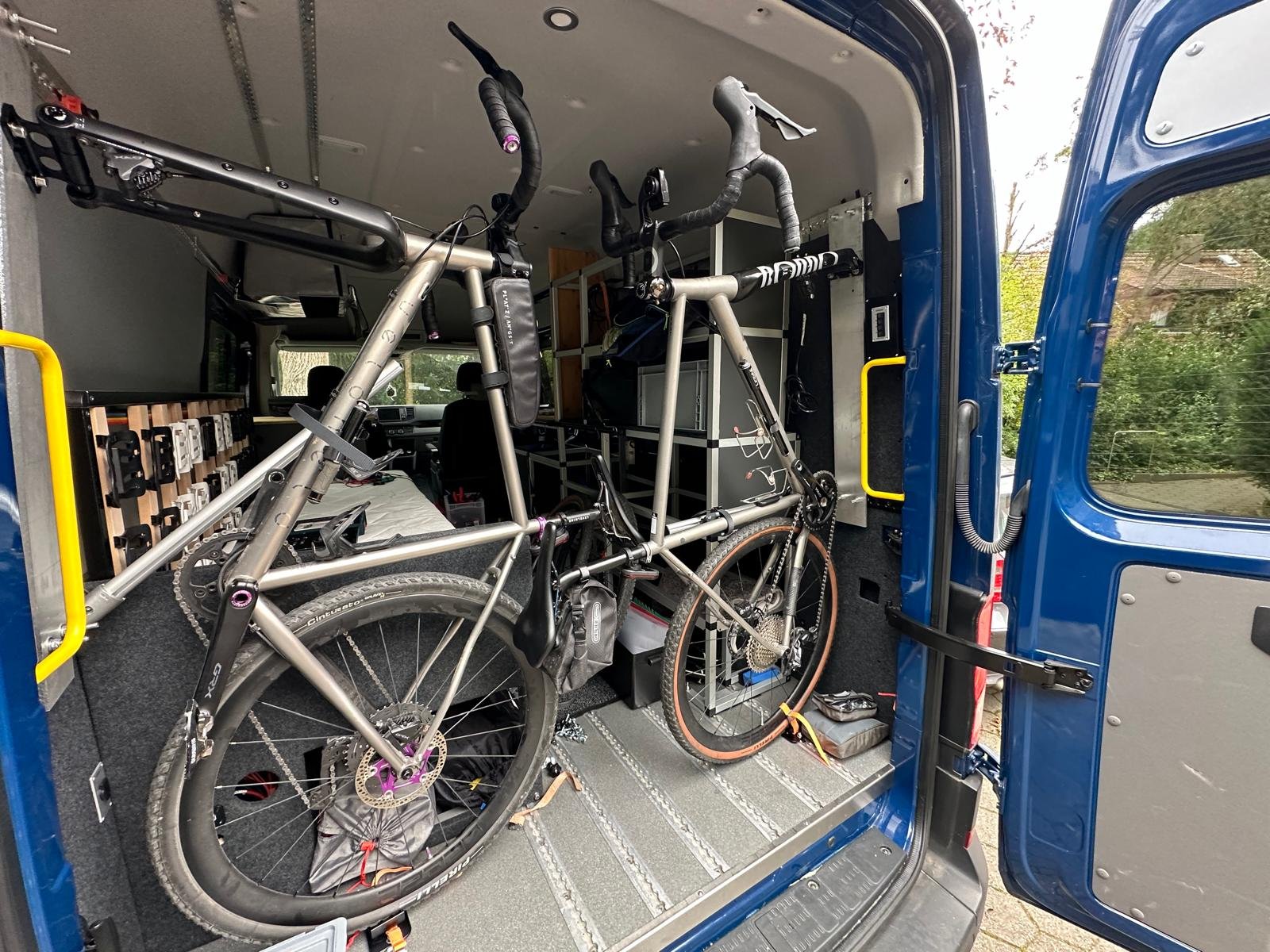 Die innenliegende Fahrradhalterung — einer der beiden Gründe für den Selbstausbau