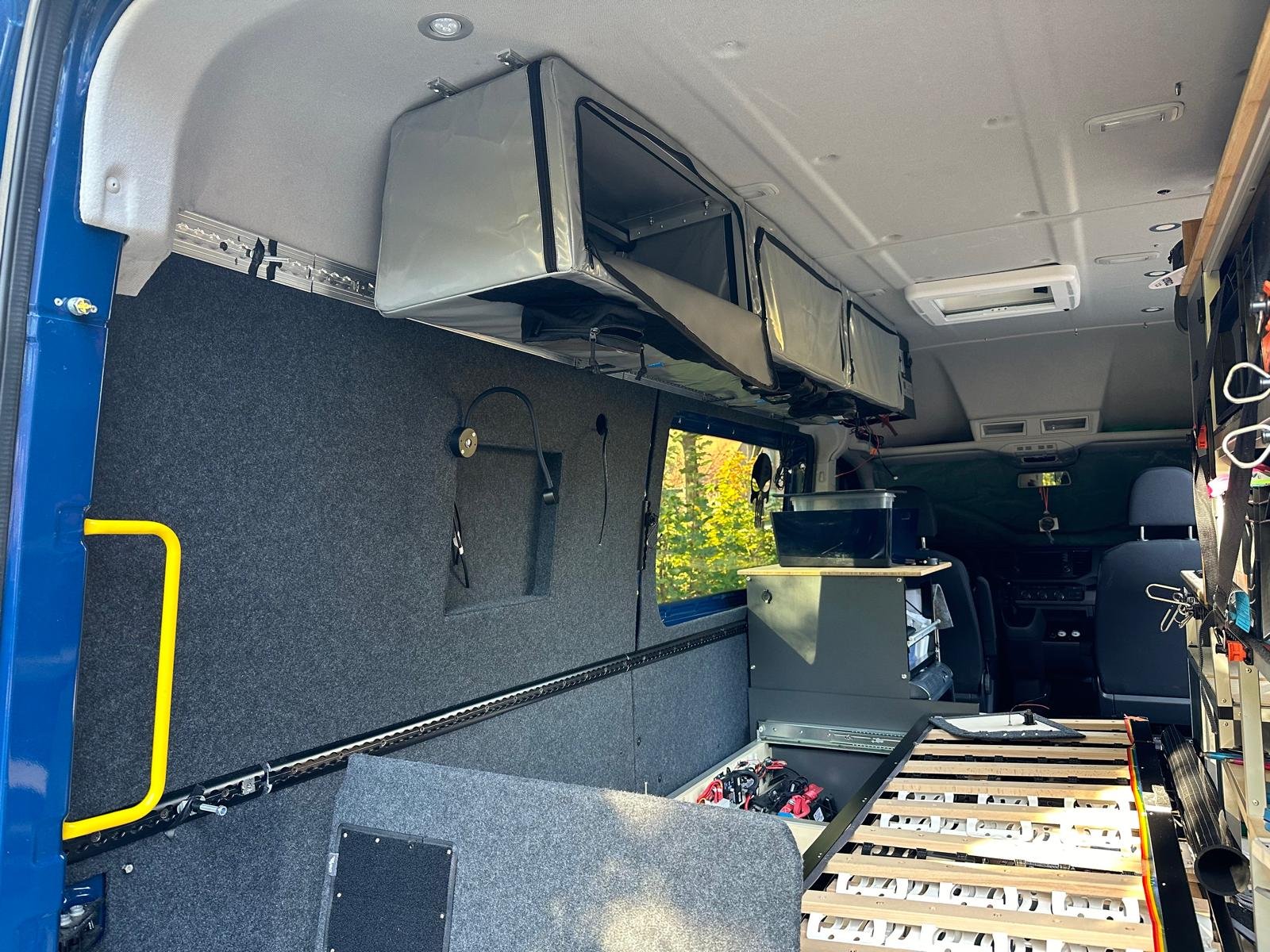 Dachboxen aus Plane, Airlineschienen und das Bett als Sitzbank
