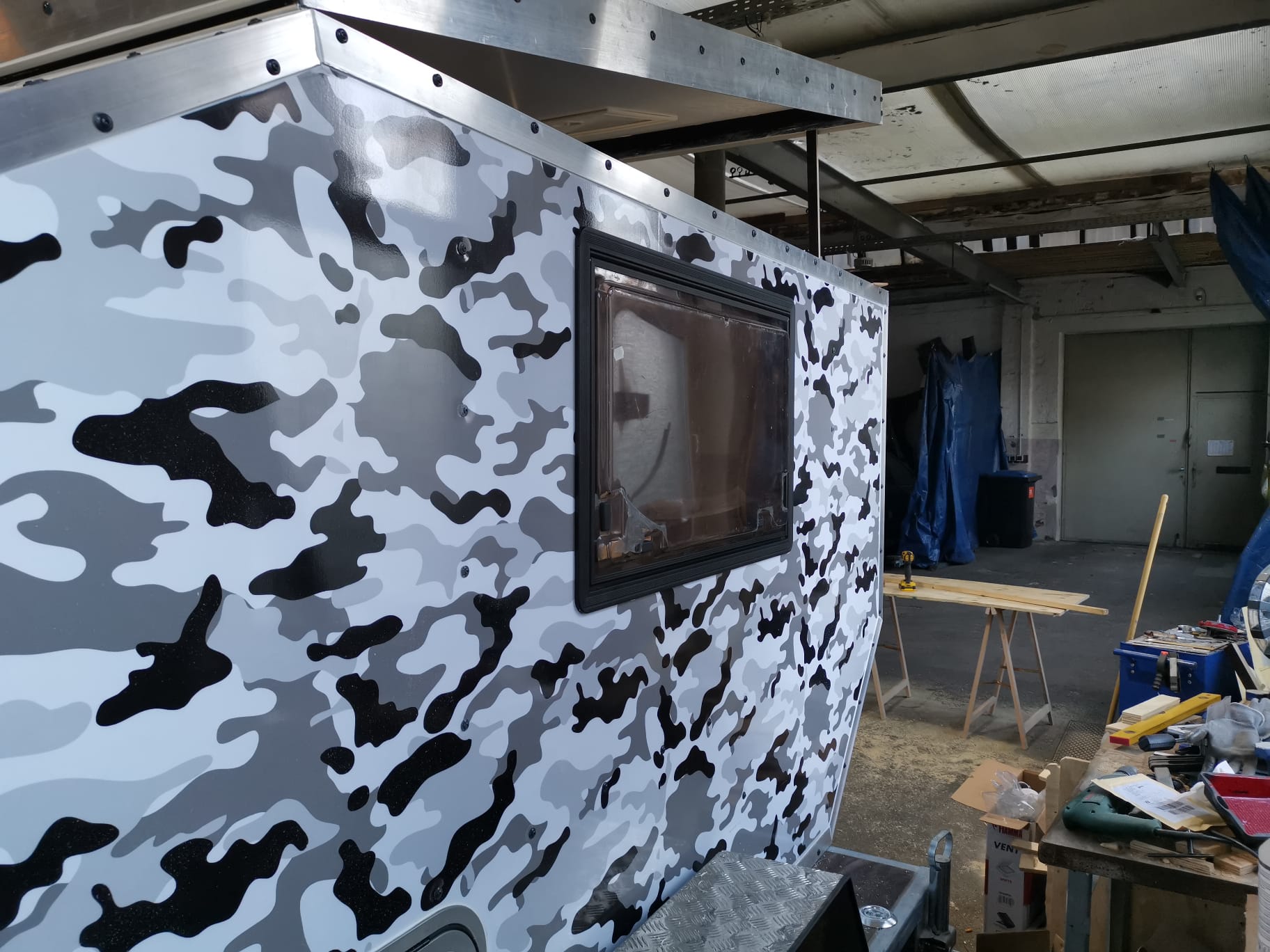 Fenster in der Camo-Wand