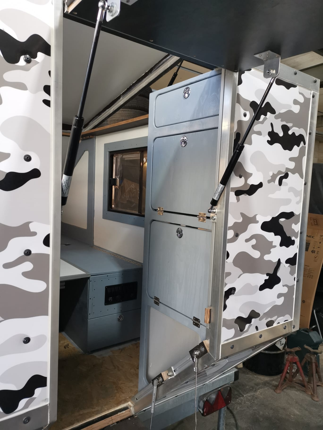 Hoher Schrank mit drei Klappen und Verschlüssen