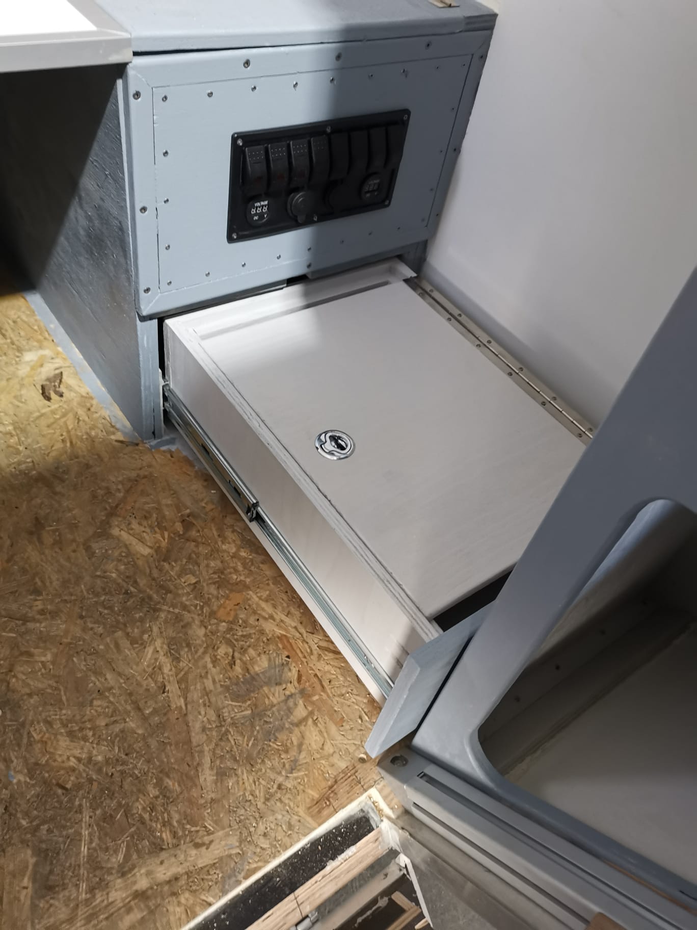 Schaltpanel mit voll ausgezogener Schublade