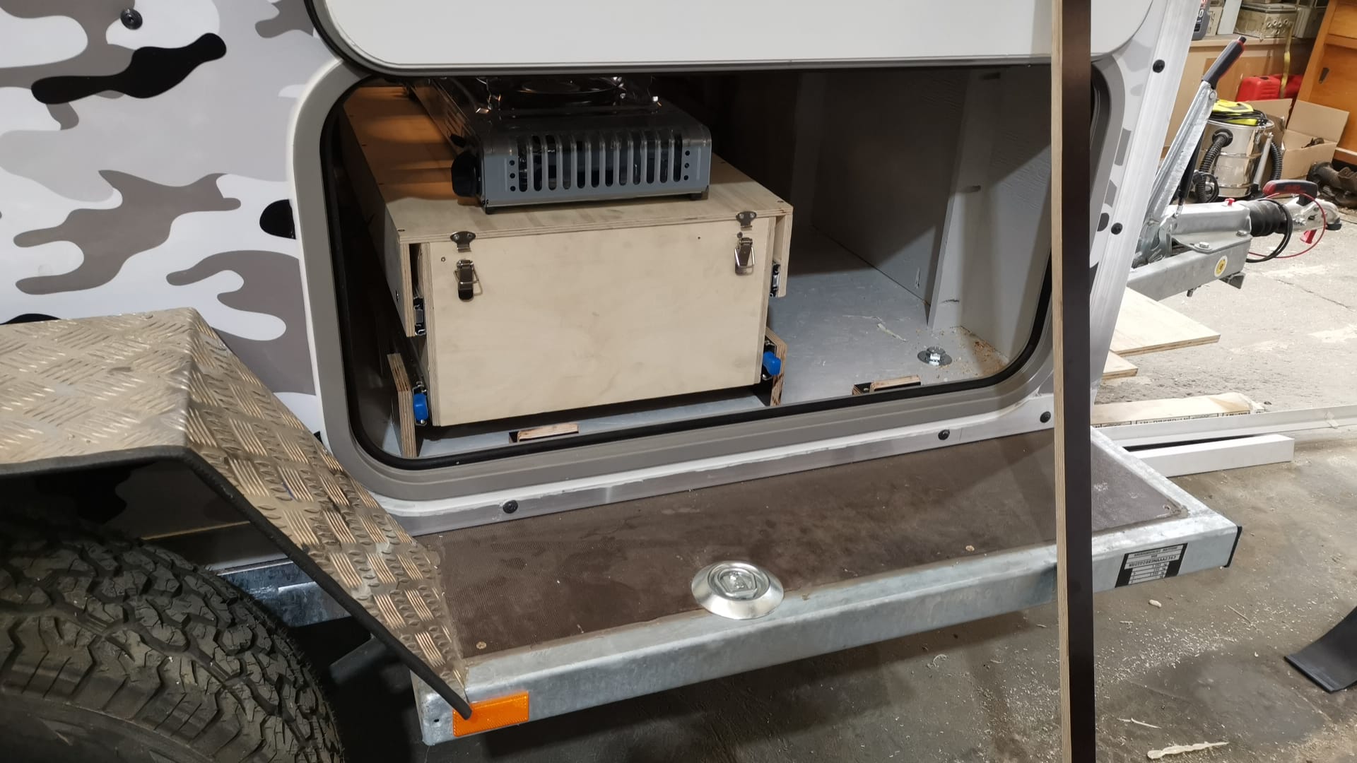 Die Küchenbox hinter der Seitenklappe