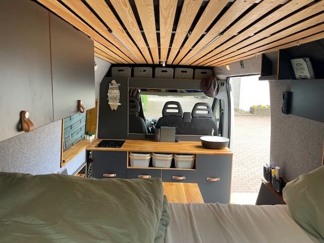 Blick vom Bett durch den Wohnraum Richtung Fahrerkabine