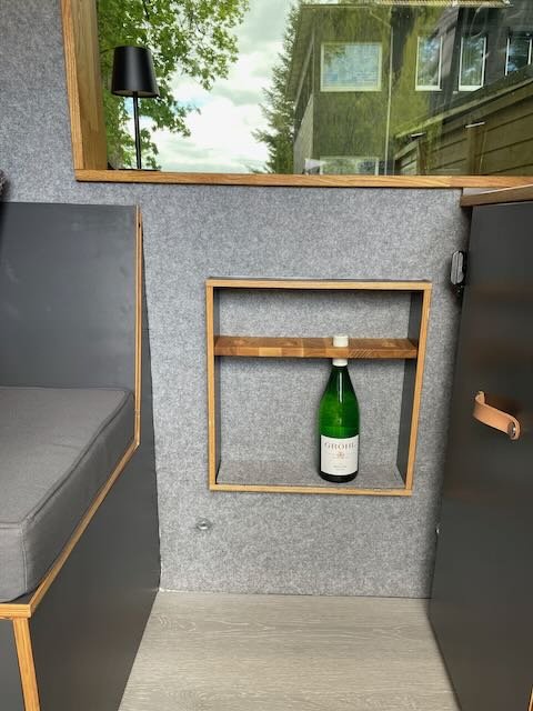 Das Weinregal für vier Flaschen in der Wandnische