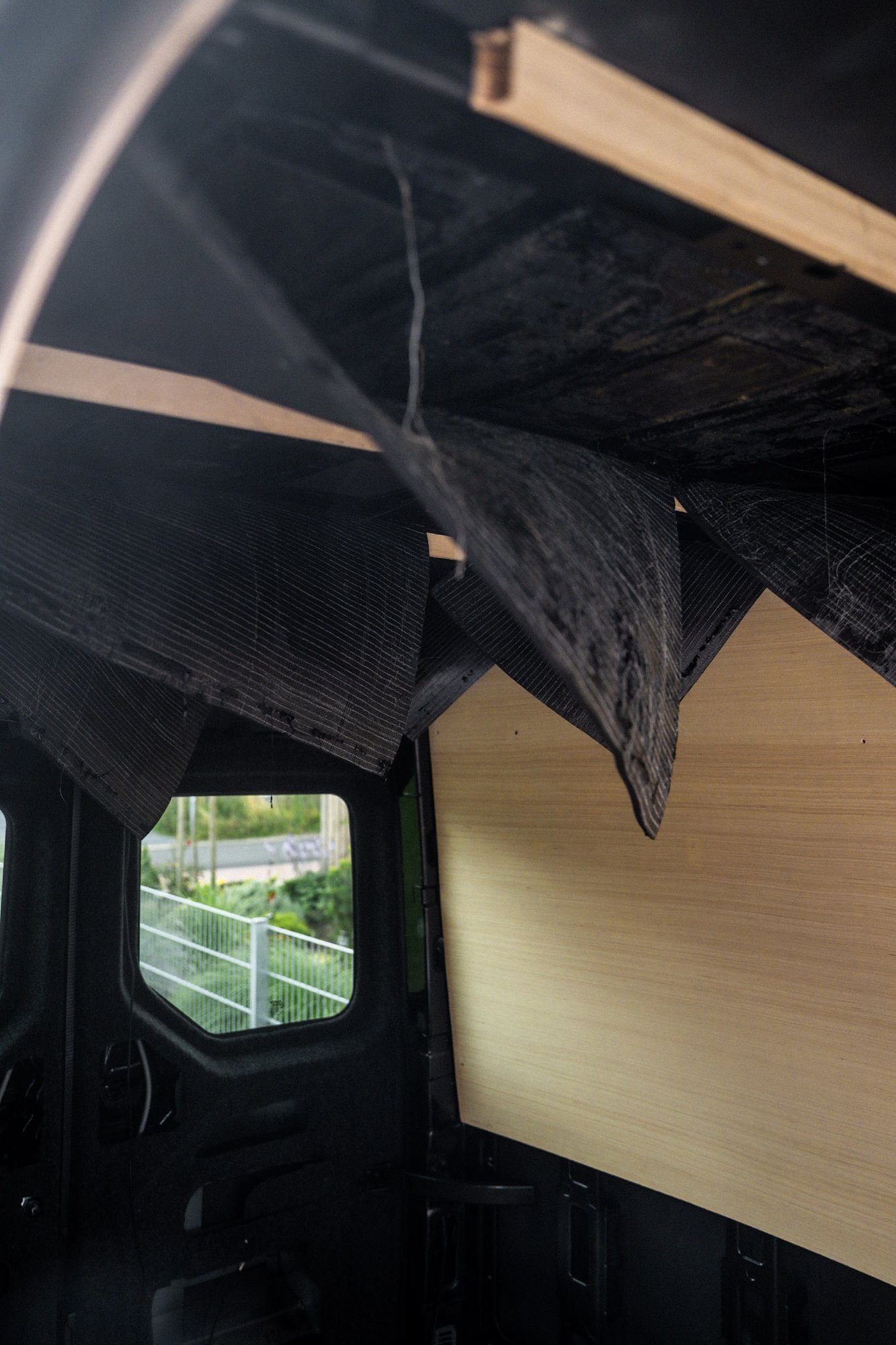 K-Flex an der Decke: über Kopf nachgeklebt, Platte für Platte