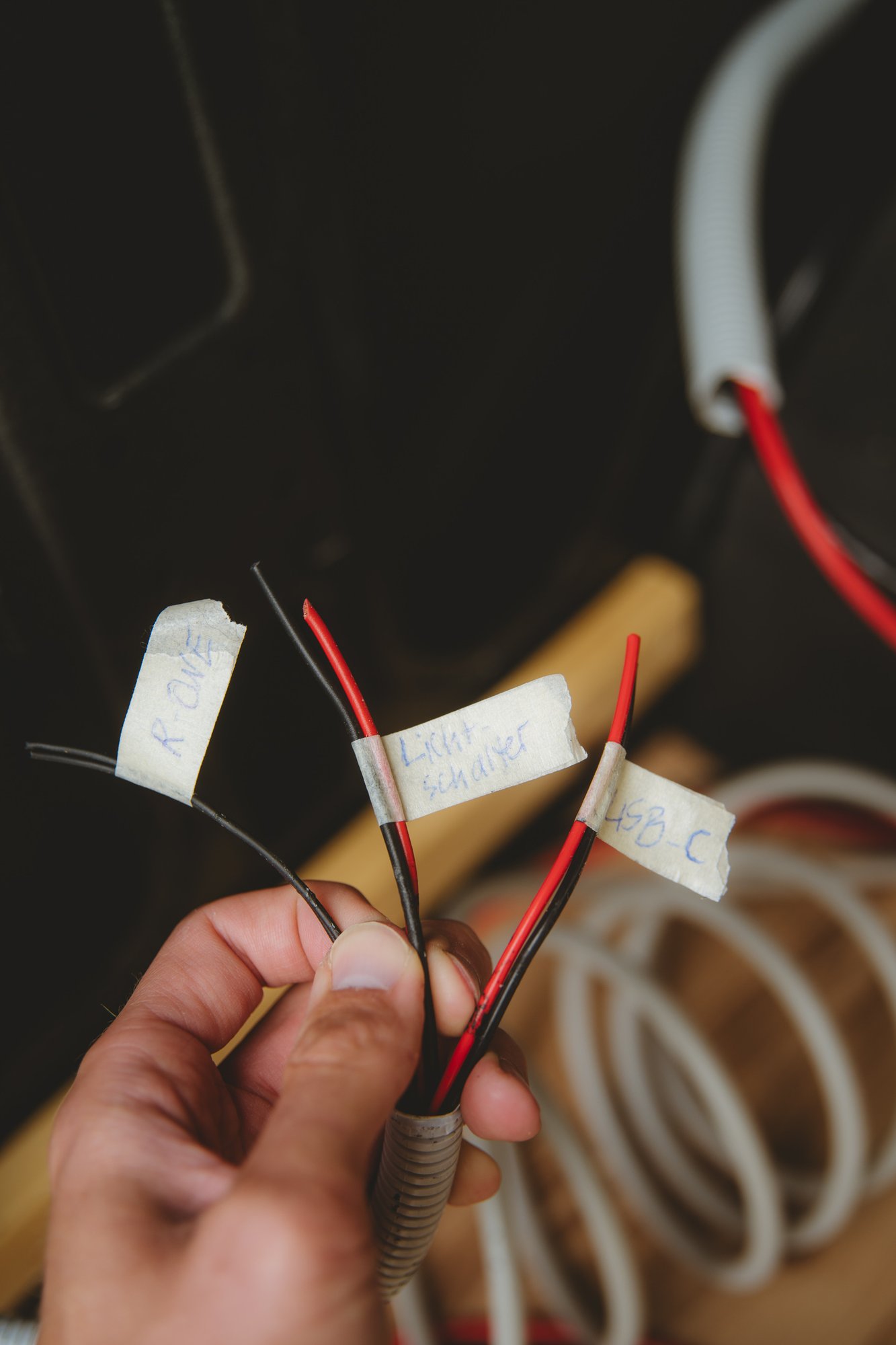Jedes Kabel beschriftet: Ordnung gegen den eigenen Willen der Elektrik