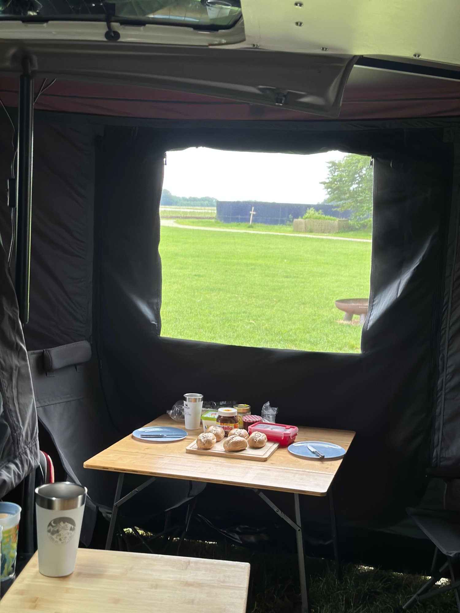 Der fertige Wohnbereich mit Tisch
