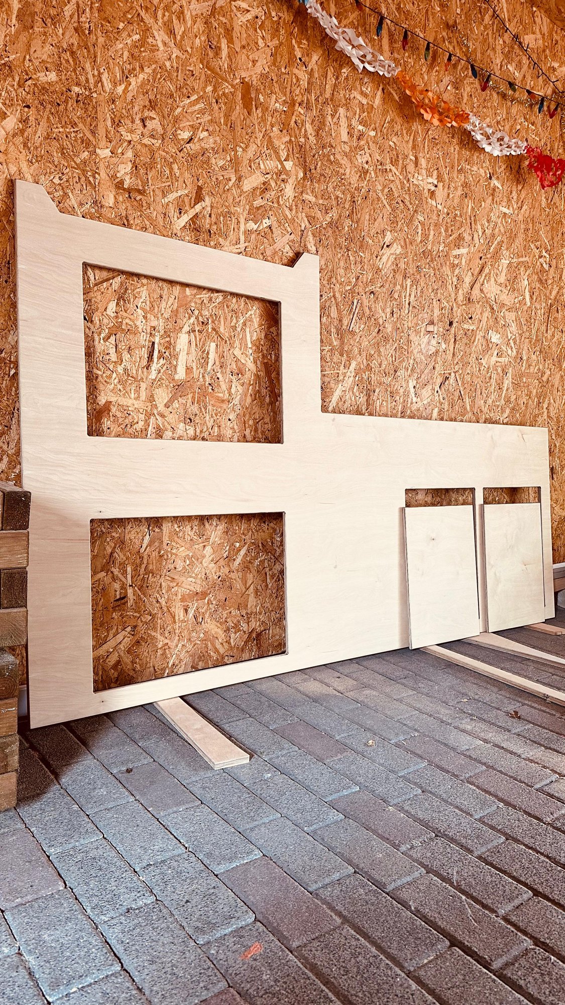Rohbau: Das Möbelgestell aus Birke-Multiplex nimmt Form an