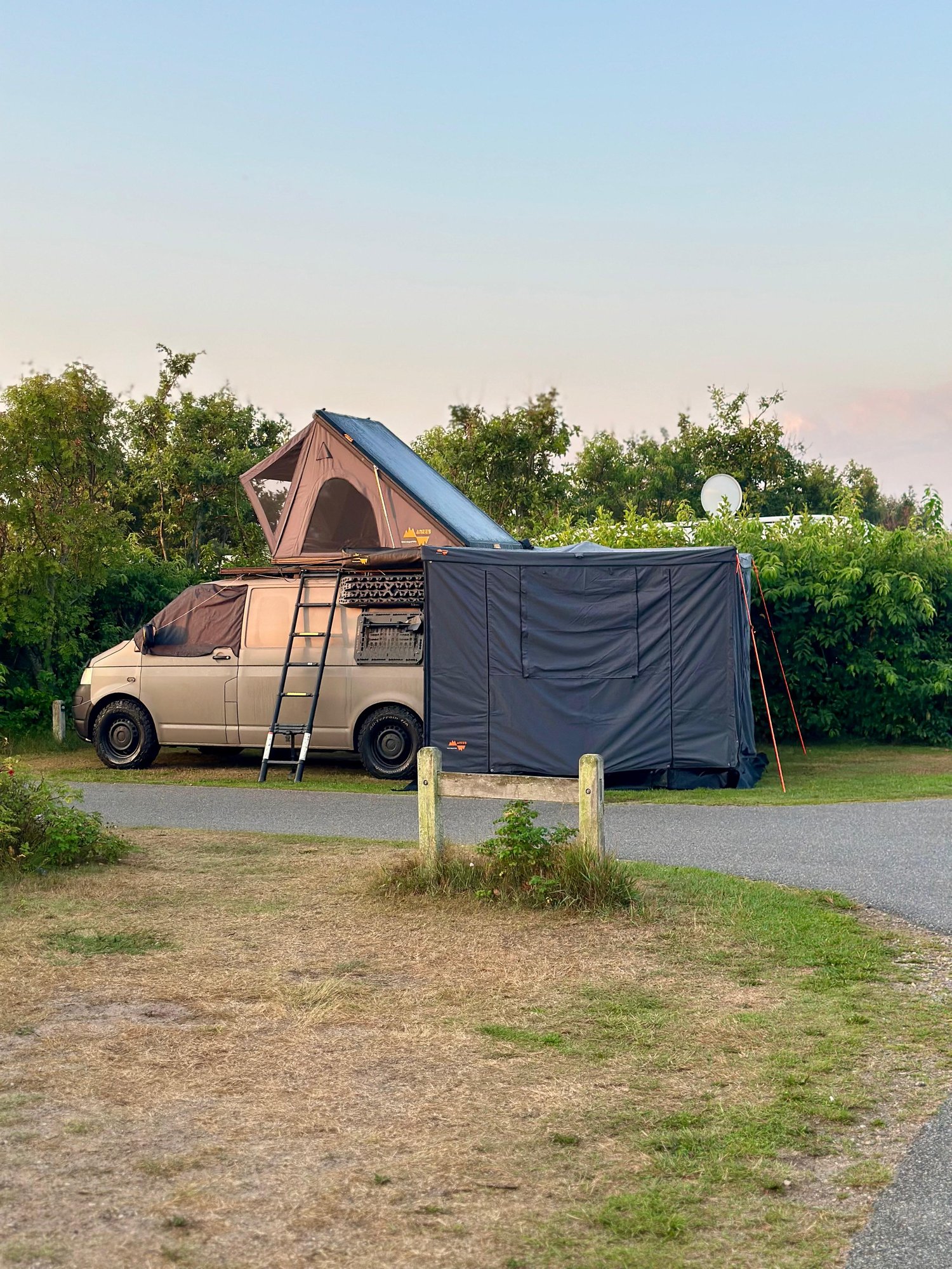Das komplette Camp auf der Wiese: Bus, Vorzelt, Dachzelt