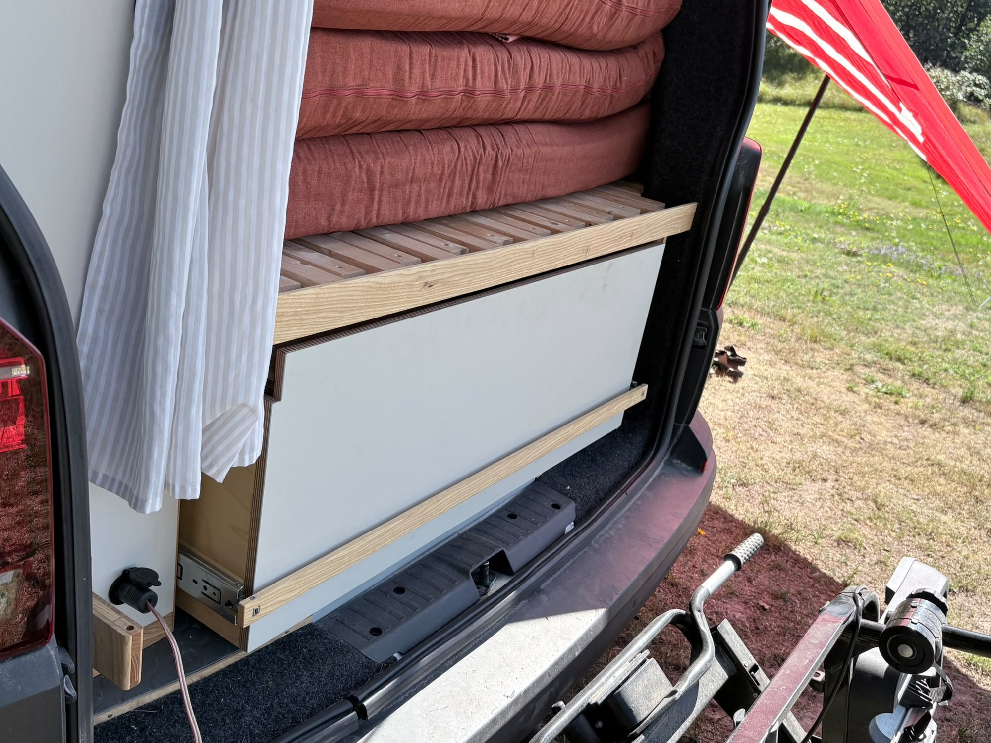 Blick ins Heck: Bett, Heckschublade und Stauraum darunter